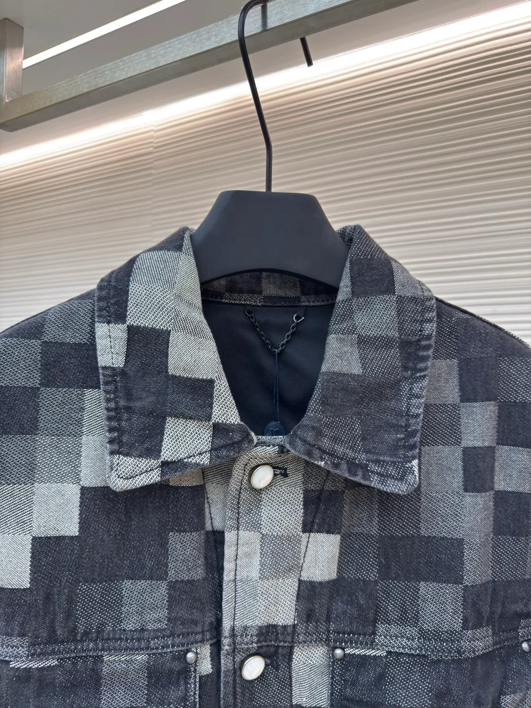 LOUIS VUITTON checkerboard mosaic denim jacket ●Authentic product: 25900 purchased and developed ●Item number: 1680019-C05 ●Fabric: denim fabric ●Technology: Jacquard technology ●Version: Fitted version ●Size: 46-48-50-52 ●Weight: about 1250g ●Description: Gradient mosaic plaid fabric developed as it is Restored letter jacquard on denim The minimum order quantity for the pearl hardware laser engraving logo is 6w. The cost of a single pearl button is RMB. The details are processed perfectly. After the garment is ready, the enzyme soaking and washing process is used to make the denim slightly yellowed to show the traces of time. Finally, the buttons are hand-buttoned. Machine equipment cannot be used for buttoning because the button material is pearls. The scrap rate of machine buttoning is 40%. The 13 pearl buttons on the whole body are all hand-buttoned. Unreplicable works of art pay tribute to Fei Dong. The overall wiring is straight and delicate, the fabric is comfortable and soft, and the color is consistent without color difference. It can be matched with the same style to create a fashionable look and control various occasions. Customized accessories, complete with three standards, same style for men and women!